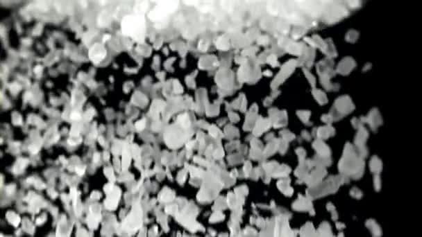 Sókristályok Hullanak Fekete Háttérre Egy Nagy Sebességű Kamerával 1000 Fps — Stock videók