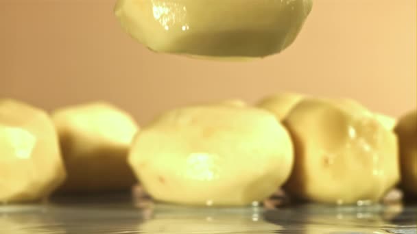 Geschilde Aardappelen Vallen Een Natte Tafel Gefilmd Een Hoge Snelheidscamera — Stockvideo