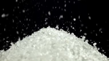 Tuz kristalleri bir yığın içine düşer. 1000 fps 'de yüksek hızlı bir kamerayla çekildi. Yüksek kaliteli FullHD görüntüler