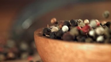 Biberli tabak düştü. 1000 fps 'de yüksek hızlı bir kamerayla çekildi. Yüksek kaliteli FullHD görüntüler