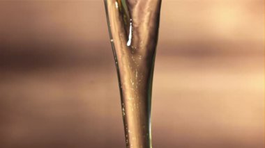 Çiğ yumurta düşmesi. 1000 fps 'de yüksek hızlı bir kamerayla çekildi. Yüksek kaliteli FullHD görüntüler