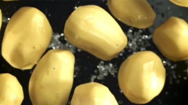 Soyulmuş patatesler havada uçuşuyor. Yukarıdan bak. 1000 fps 'de yüksek hızlı bir kamerayla çekildi. Yüksek kaliteli FullHD görüntüler
