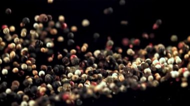 Biberler uçuyor. 1000 fps 'de yüksek hızlı bir kamerayla çekildi. Yüksek kaliteli FullHD görüntüler