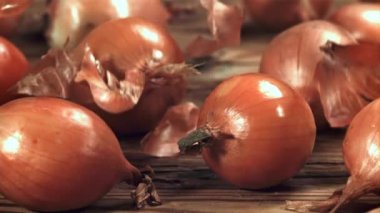 Kabuk soğanın üzerine düşer. 1000 fps 'de yüksek hızlı bir kamerayla çekildi. Yüksek kaliteli FullHD görüntüler