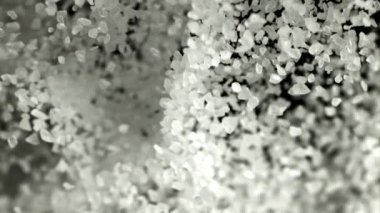 Tuz kristalleri uçuyor. 1000 fps 'de yüksek hızlı bir kamerayla çekildi. Yüksek kaliteli FullHD görüntüler