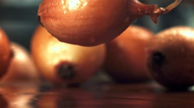 Soğan damlalar halinde masaya düşer. 1000 fps 'de yüksek hızlı bir kamerayla çekildi. Yüksek kaliteli FullHD görüntüler