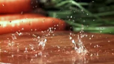 Bıçak ıslak bir kesme tahtasına düşer. 1000 fps 'de yüksek hızlı bir kamerayla çekildi. Yüksek kaliteli FullHD görüntüler