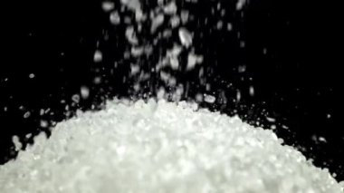 Tuz kristalleri bir yığın içine düşer. 1000 fps 'de yüksek hızlı bir kamerayla çekildi. Yüksek kaliteli FullHD görüntüler