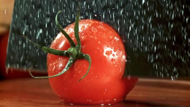 Cuchillo Corta Tomate Por Mitad Filmado Una Cámara Alta Velocidad — Vídeo de stock