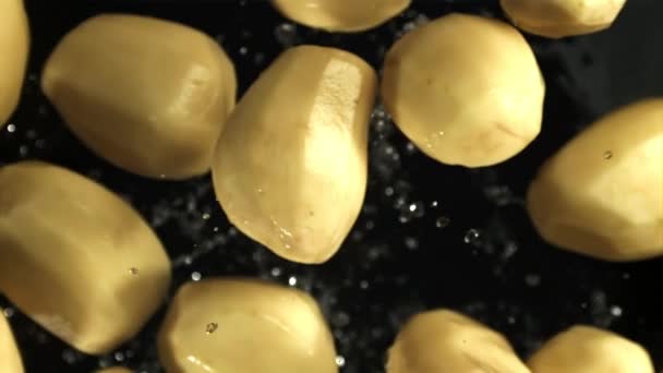 Soyulmuş Patatesler Havada Uçuşuyor Yukarıdan Bak 1000 Fps Yüksek Hızlı — Stok video