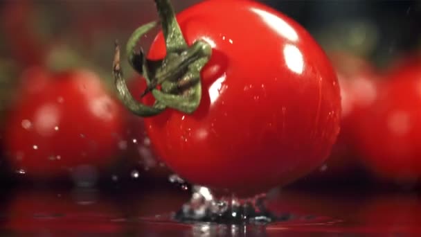 Een Tomaat Valt Een Natte Plank Gefilmd Een Hoge Snelheidscamera — Stockvideo