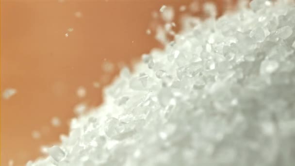 Salzkristalle Fallen Einen Haufen Gefilmt Mit Einer Hochgeschwindigkeitskamera Bei 1000 — Stockvideo