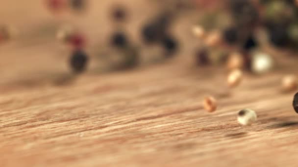 胡椒卷和苍蝇在一张木制桌子上 在1000英尺每秒的高速相机上拍摄 优质Fullhd影片 — 图库视频影像