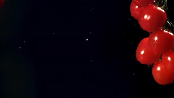 Tomaten Kollidieren Mit Wassertropfen Der Luft Gefilmt Mit Einer Hochgeschwindigkeitskamera — Stockvideo