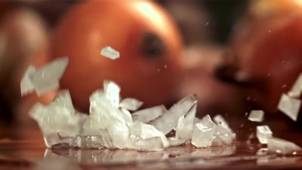 Gehackte Zwiebeln Fallen Auf Das Schneidebrett Gefilmt Mit Einer Hochgeschwindigkeitskamera — Stockvideo