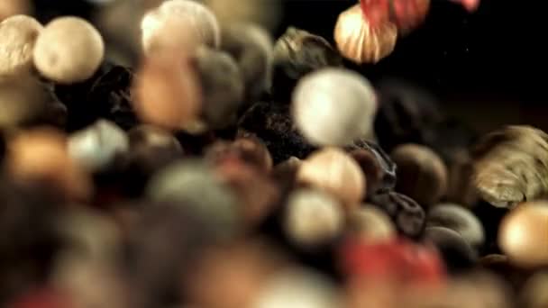 Vallende Peperkorrel Een Zwarte Achtergrond Gefilmd Een Hoge Snelheidscamera Met — Stockvideo