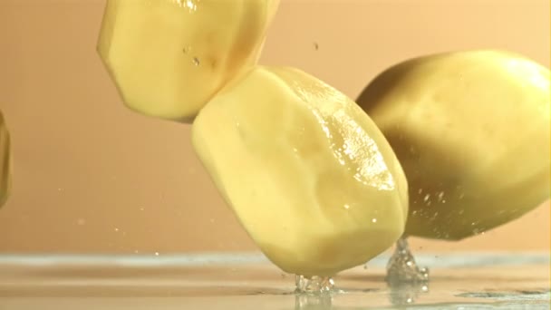 Les Pommes Terre Pelées Tombent Sur Une Table Humide Filmé — Video