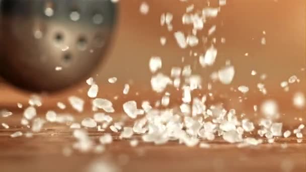 Caída Cristales Sal Una Mesa Madera Macro Disparó Filmado Una — Vídeo de stock