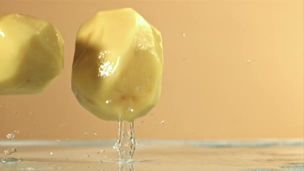 Geschälte Kartoffeln Fallen Auf Einen Feuchten Tisch Gefilmt Mit Einer — Stockvideo