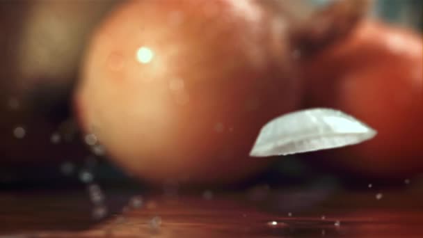 Des Rondelles Oignon Tranchées Tombent Sur Table Humide Filmé Par — Video