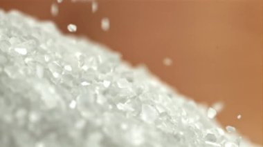 Tuz kristalleri bir yığın içine düşer. 1000 fps 'de yüksek hızlı bir kamerayla çekildi. Yüksek kaliteli FullHD görüntüler