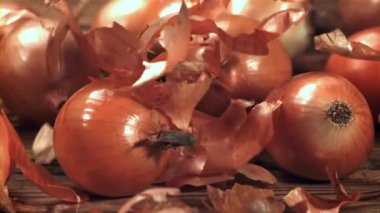 Kabuk soğanın üzerine düşer. 1000 fps 'de yüksek hızlı bir kamerayla çekildi. Yüksek kaliteli FullHD görüntüler