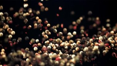 Biberler uçuyor. 1000 fps 'de yüksek hızlı bir kamerayla çekildi. Yüksek kaliteli FullHD görüntüler