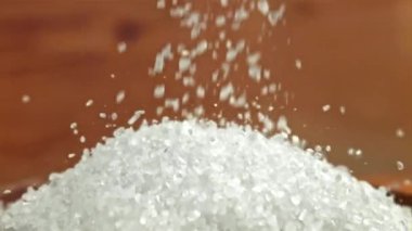 Tuz kristalleri bir yığın içine düşer. 1000 fps 'de yüksek hızlı bir kamerayla çekildi. Yüksek kaliteli FullHD görüntüler