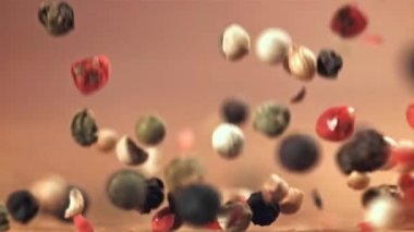 Biberler masaya düşüyor. Makro atış. 1000 fps 'de yüksek hızlı bir kamerayla çekildi. Yüksek kaliteli FullHD görüntüler
