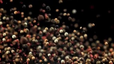 Biberler uçuyor. 1000 fps 'de yüksek hızlı bir kamerayla çekildi. Yüksek kaliteli FullHD görüntüler