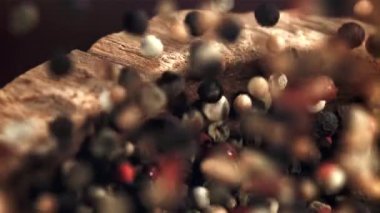 Biber, ahşap bir tabaktan uçar. 1000 fps 'de yüksek hızlı bir kamerayla çekildi. Yüksek kaliteli FullHD görüntüler