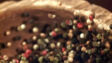 Biberler ahşap bir havandan uçar. 1000 fps 'de yüksek hızlı bir kamerayla çekildi. Yüksek kaliteli FullHD görüntüler