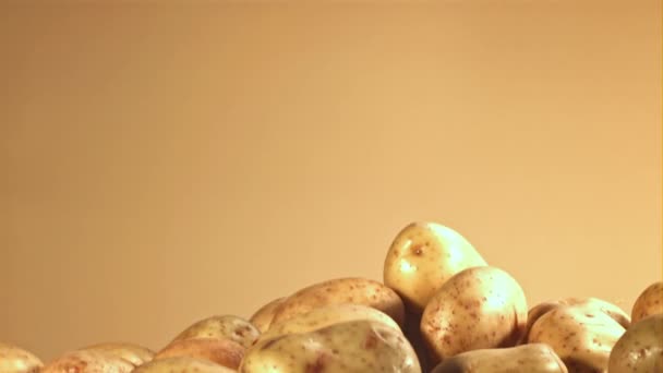 Aardappelen Vliegen Omhoog Vallen Naar Beneden Gefilmd Een Hoge Snelheidscamera — Stockvideo