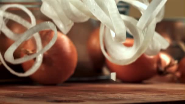 Dilimlenmiş Soğan Halkaları Masaya Düşer 1000 Fps Yüksek Hızlı Bir — Stok video