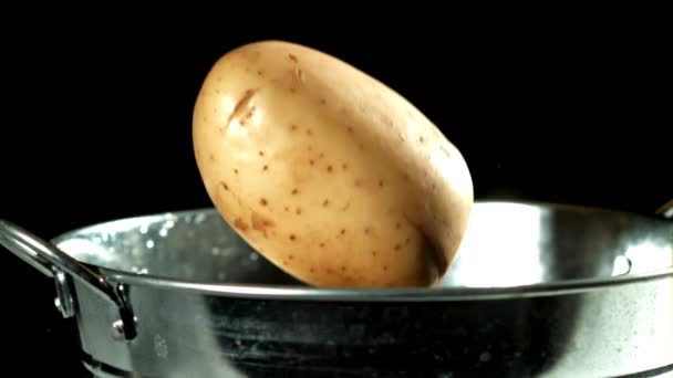 Картопля Потрапляє Відро Води Знімався Високошвидкісній Камері Швидкістю 1000 Кадрів — стокове відео