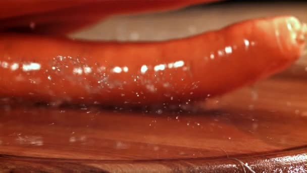 Las Zanahorias Caen Sobre Una Tabla Húmeda Macro Disparó Filmado — Vídeos de Stock
