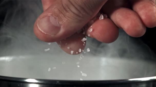 家の手は鍋に水を塩漬けする 1000Fpsで高速カメラで撮影しました 高品質のフルHd映像 — ストック動画