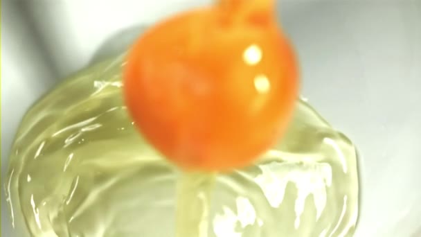 Uovo Crudo Cade Berretto Girato Una Telecamera Alta Velocità 1000 — Video Stock