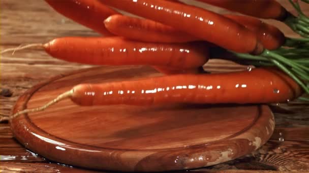 Морковь Падает Разделочную Доску Брызгами Воды Снято Высокоскоростную Камеру Скоростью — стоковое видео