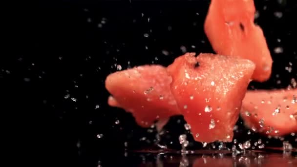 西瓜纸落在湿桌子上 在1000英尺每秒的高速相机上拍摄 优质Fullhd影片 — 图库视频影像