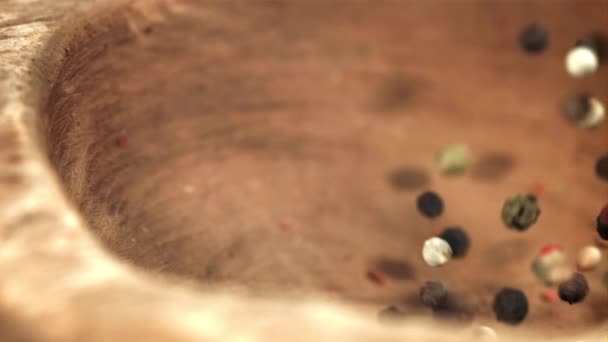 Pfefferkorn Fällt Eine Holzschale Gefilmt Mit Einer Hochgeschwindigkeitskamera Bei 1000 — Stockvideo