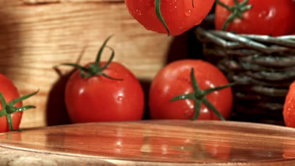 Pomidor Spada Mokrą Deskę Krojenia Nagranie Szybkiej Kamerze Prędkością 1000 — Wideo stockowe
