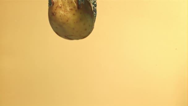Kartoffeln Fallen Unter Wasser Auf Gelbem Grund Gefilmt Mit Einer — Stockvideo