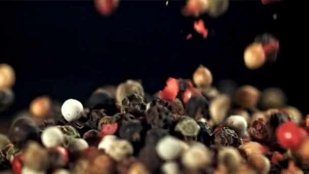 Peperkorrel Valt Een Zwarte Achtergrond Gefilmd Een Hoge Snelheidscamera Met — Stockvideo