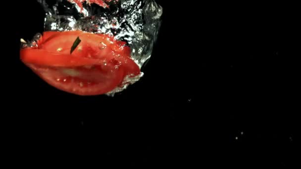 Gesneden Tomaten Vallen Onder Water Gefilmd Een Hoge Snelheidscamera Met — Stockvideo