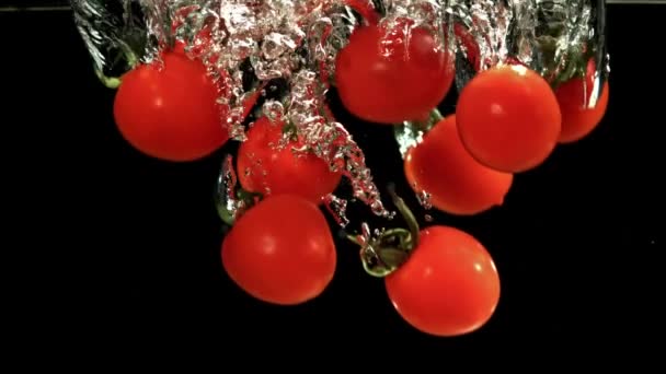 Tomates Caem Debaixo Água Filmado Uma Câmera Alta Velocidade 1000 — Vídeo de Stock