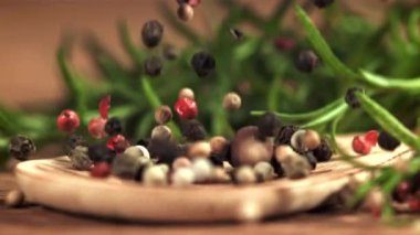 Karabiber kaşığa düşer. 1000 fps 'de yüksek hızlı bir kamerayla çekildi. Yüksek kaliteli FullHD görüntüler