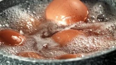 Yumurtalar tencerede kaynatılır. 1000 fps 'de yüksek hızlı bir kamerayla çekildi. Yüksek kaliteli FullHD görüntüler