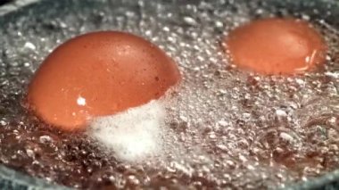 Kaynar suda yumurta. 1000 fps 'de yüksek hızlı bir kamerayla çekildi. Yüksek kaliteli FullHD görüntüler