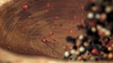 Biber, ahşap bir tabağa düşer. 1000 fps 'de yüksek hızlı bir kamerayla çekildi. Yüksek kaliteli FullHD görüntüler